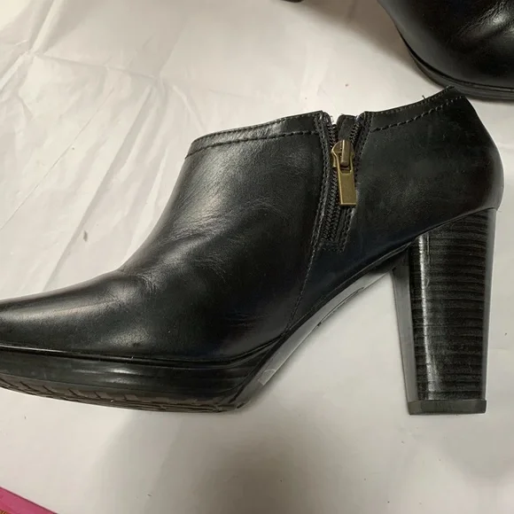 Clarks black leather bootie, staked wood 4” heel sz 9, rubber soles - Picture 7 of 7